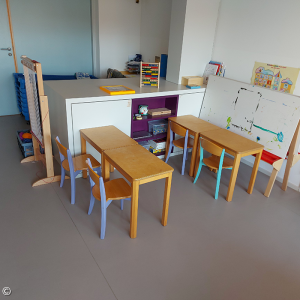 Foto: Raum mit Schultischen und Tafel für die Vorschule